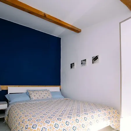 2 Pieces Avec Grande Terrasse - Centre De *